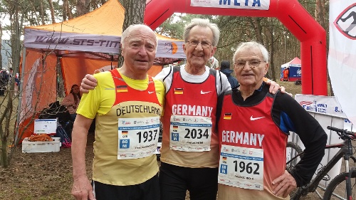 Hans-Joachim Rother (e.v.l.) gewinnt Gold mit dem Cross-Team