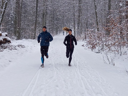 Fabian Müller & Laura Wilhelm beim sonntaglichen Lauftraining in 2er Gruppen am Hanweiler Sattel