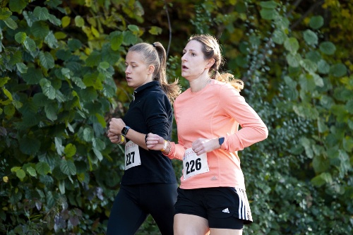 V.l.n.r. Janina Schlägel , Valerie Lempp beim 5 km Lauf © Frederick Kämpfert