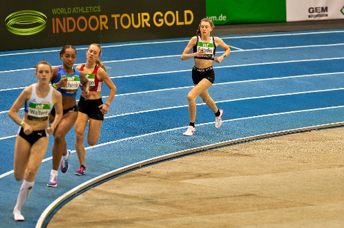 Bianca Böhnke (noch an vierter Position) über 1500 m beim Indoor Meeting Karlsruhe © Roman Böhnke