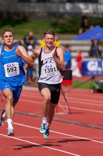 Nils Gade über 100 m bei der Jugend DM in Rostock (Foto: Böhnke)